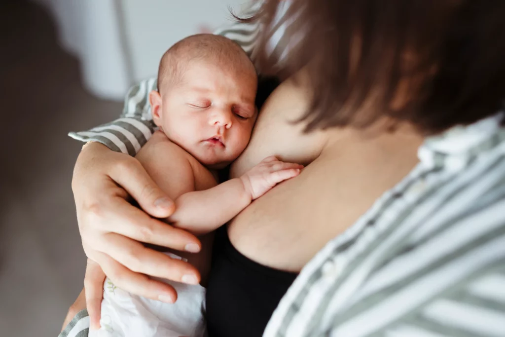 portrait d'un nouveau-né pendant une séance photo de naissance à Fontainebleau