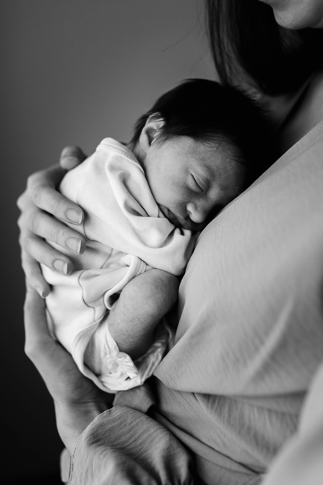 Photo d'un nouveau né pendant une séance photo naissance à fontainebleau
