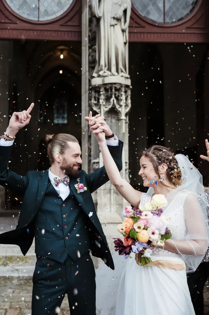 Couple de mariés heureux à la sortie de la cérémonie de mariage à fontainebleau