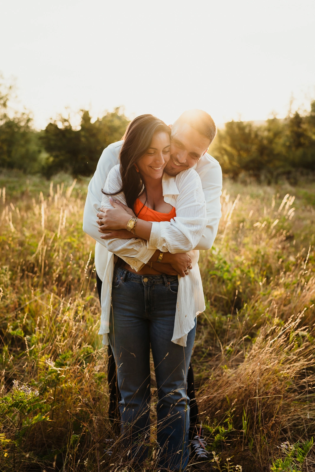 couple d'amoureux au couché du soleil pendant une séance photo engagement