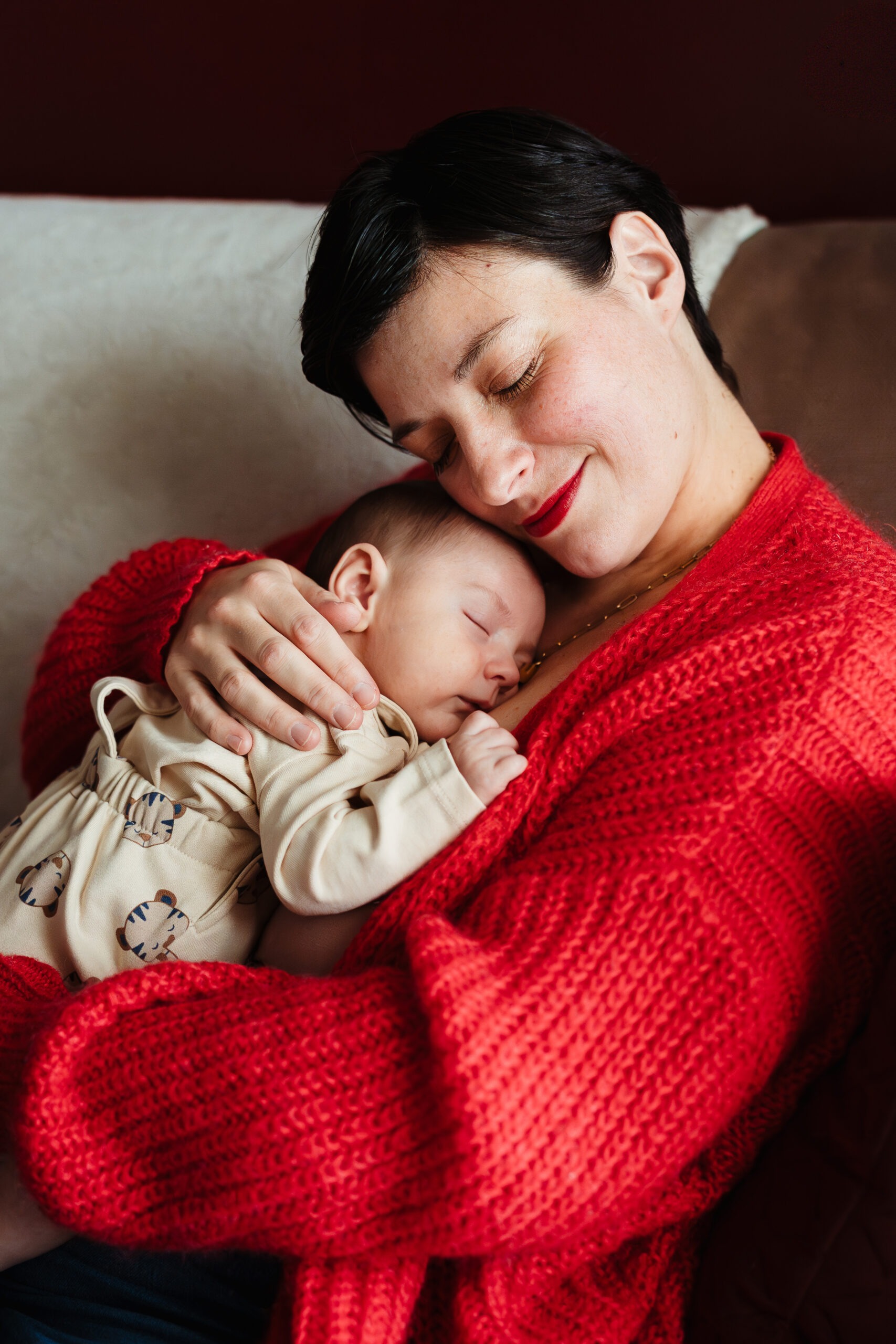 photo d'une maman câlinant son bébé pendant une séance photo naissance à domicile à fontainebleau