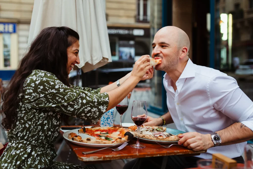 couple d'amoureux qui mangent une pizza pendant une séance photo couple à fontainebleau