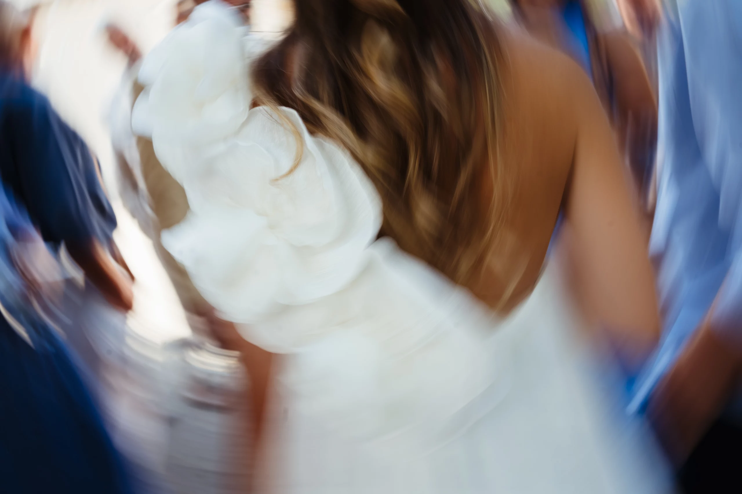 Photo de détail d'une robe de mariage civil à fontainebleau