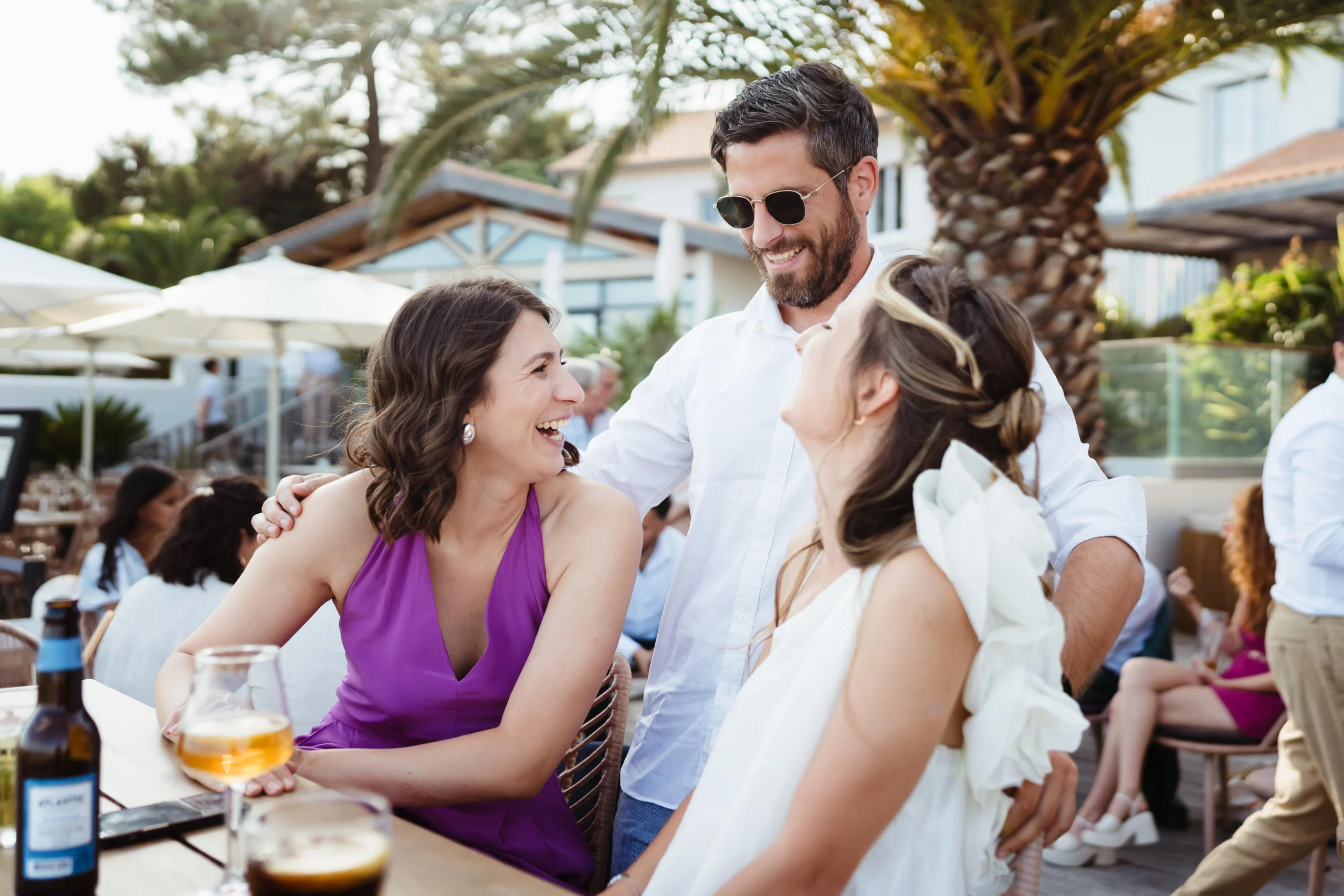 Invités de mariage s'amusant pendant le cocktail d'un mariage atypique sur la plage sur l'ile d'oléron