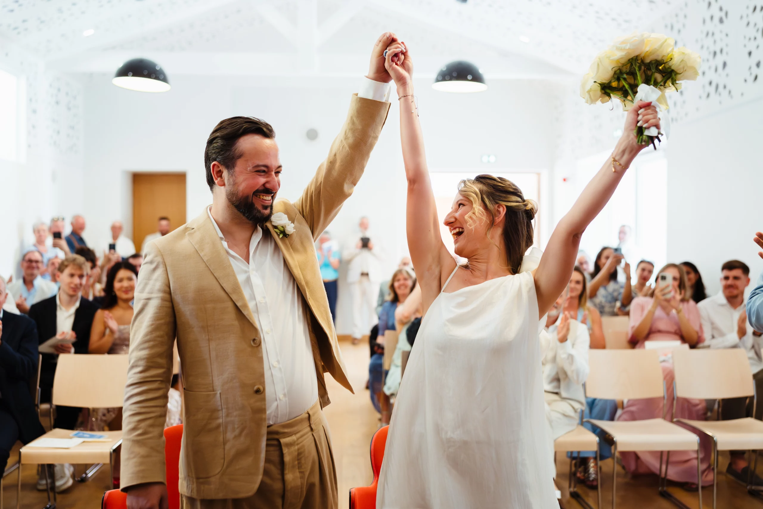 Couple heureux pendant une cérémonie de mariage civil à oléron