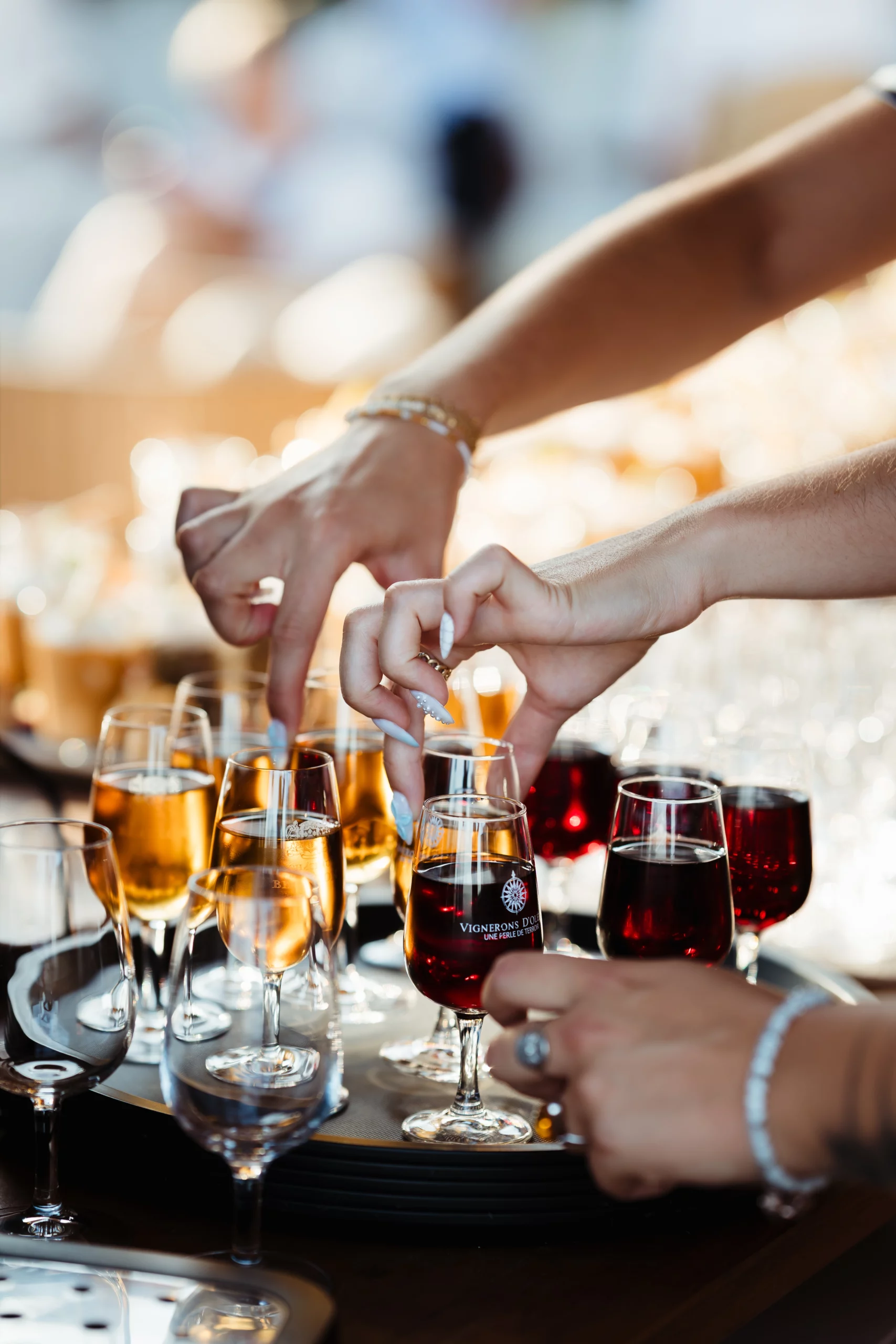 détail de verres pendant un cocktail de mariage à oléron