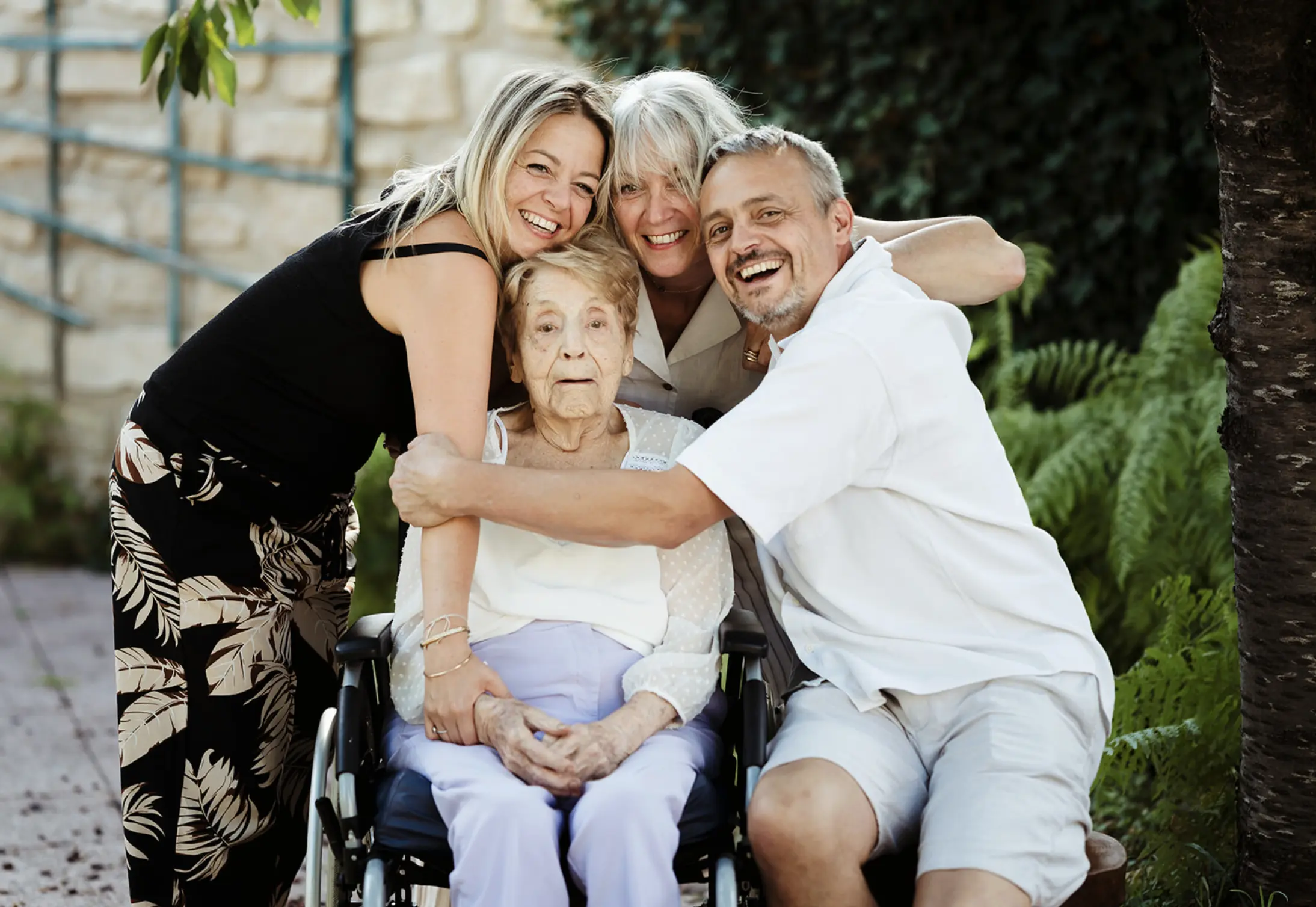 Photo de famille naturelle et colorée de petits-enfants avec leur mamie pendant une séance photo de famille à fontainebleau