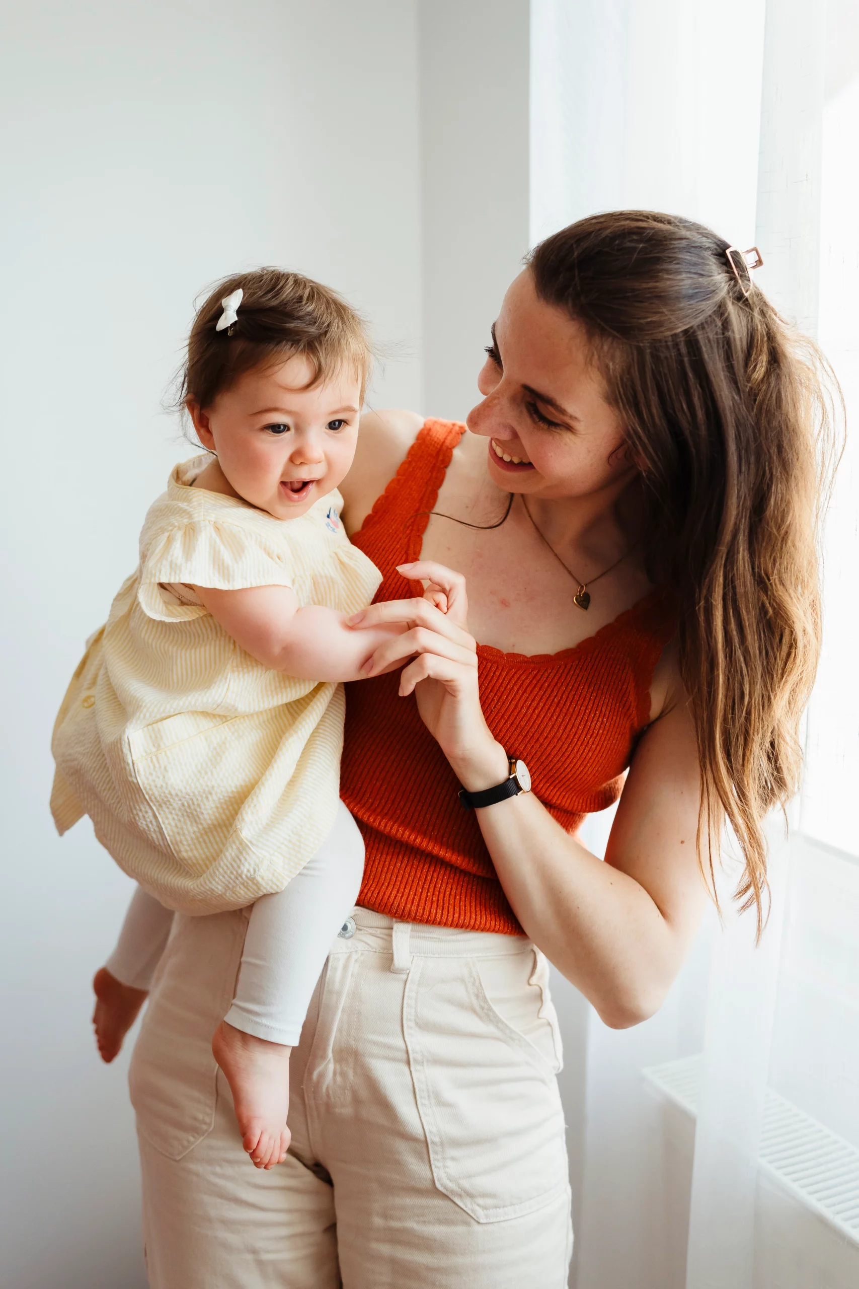 Photo naturelle et colorée d'une maman et de son bébé pendant une séance photo de famille à fontainebleau