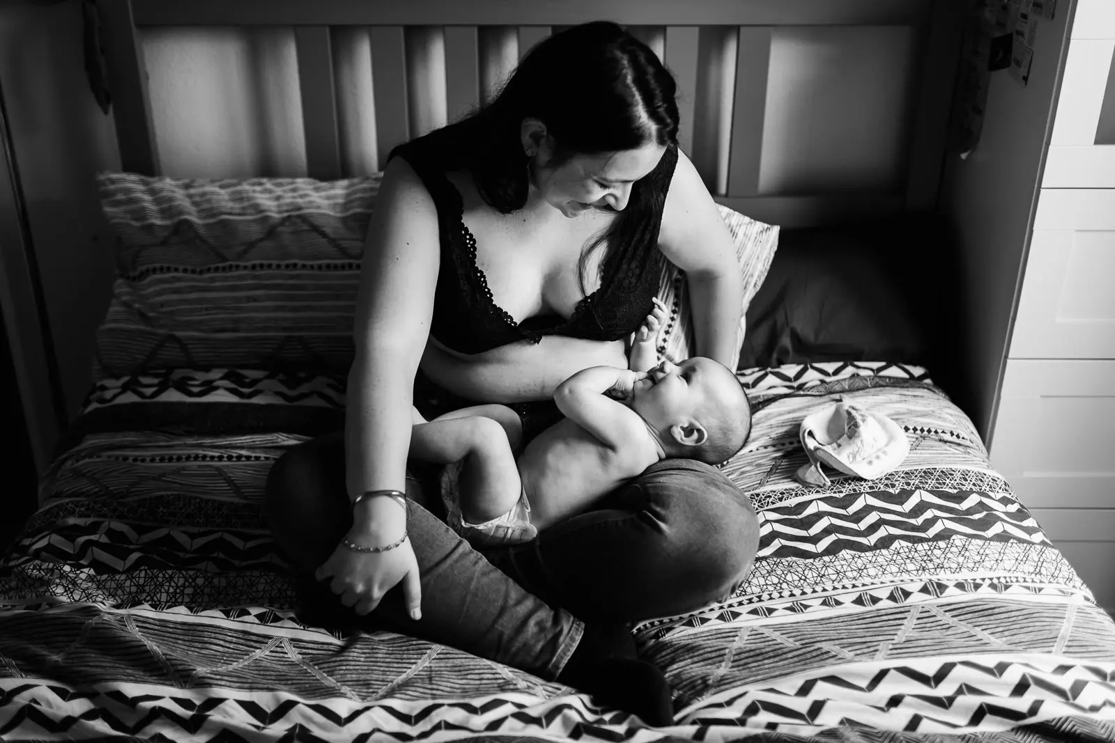 Portrait noir et blanc d'une maman et de son bébé pendant un moment de peau à peau pendant une séance photo de famille a fontainebleau