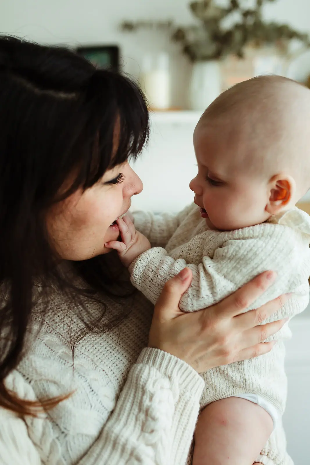 Portrait d'une maman et de son bébé pendant une séance photo famille à domicile près de fontainebleau