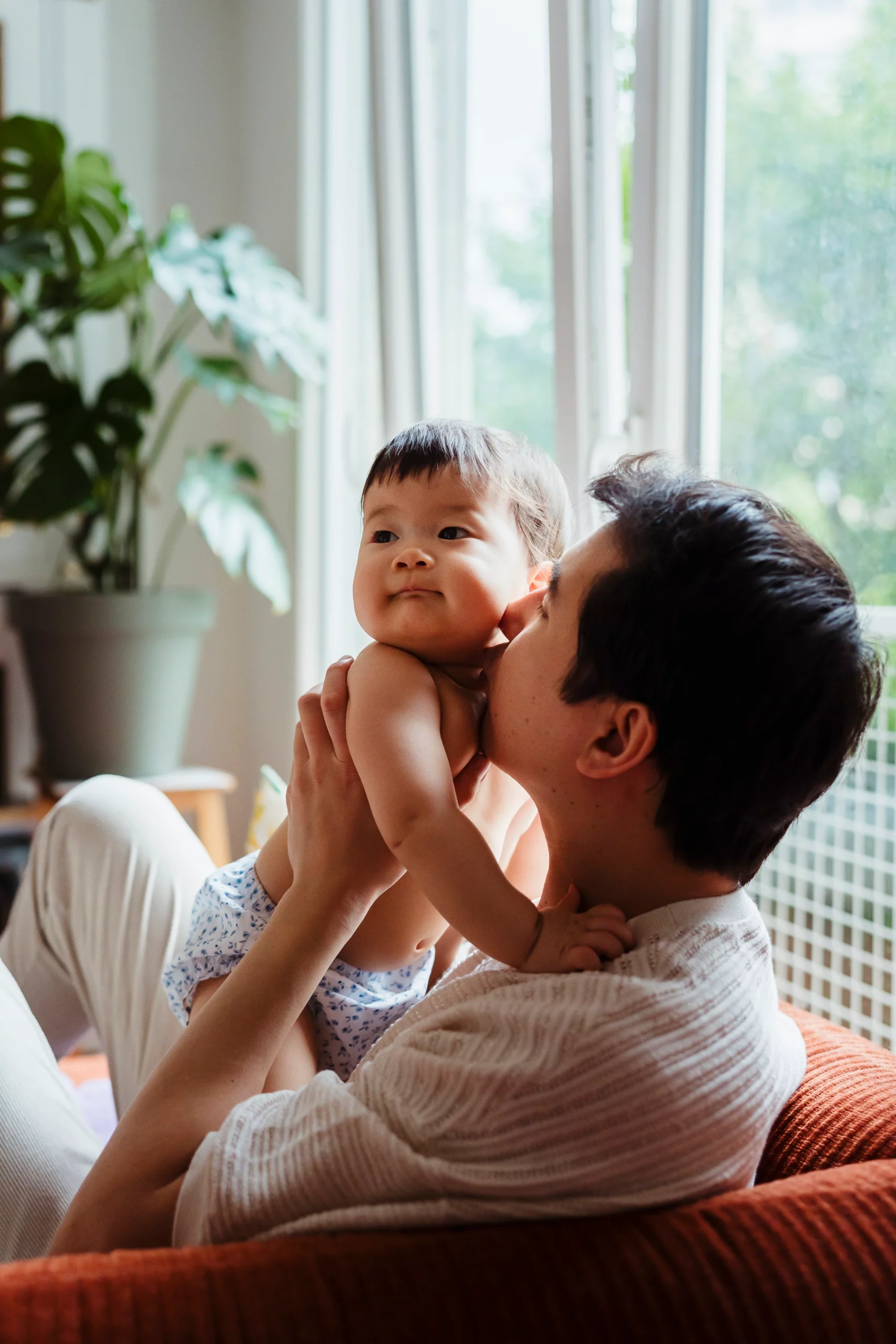 portrait d'une bébé et de son papa pendant une séance photo de famille a fontainebleau