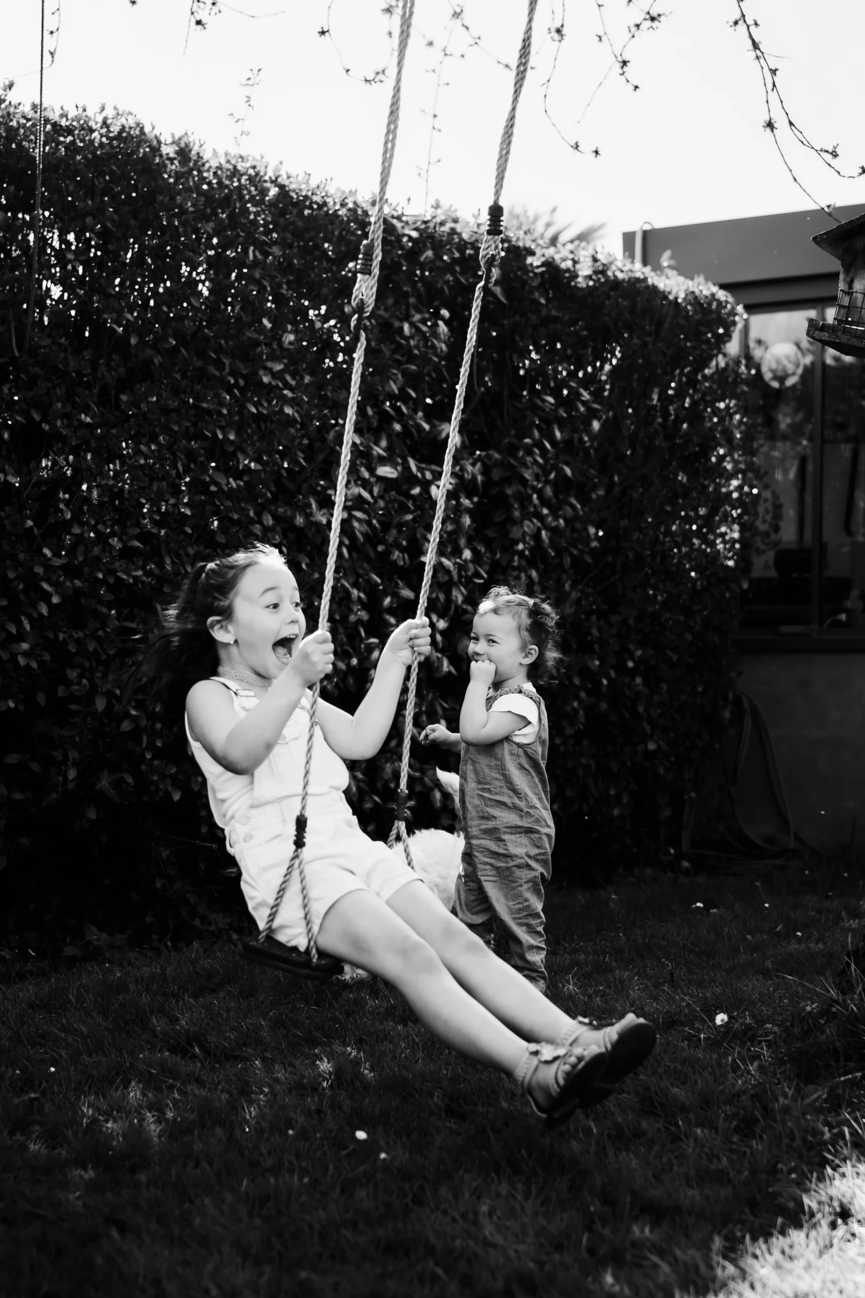 enfant jouant sur une balançoire pendant une séance photo de famille à fontainebleau