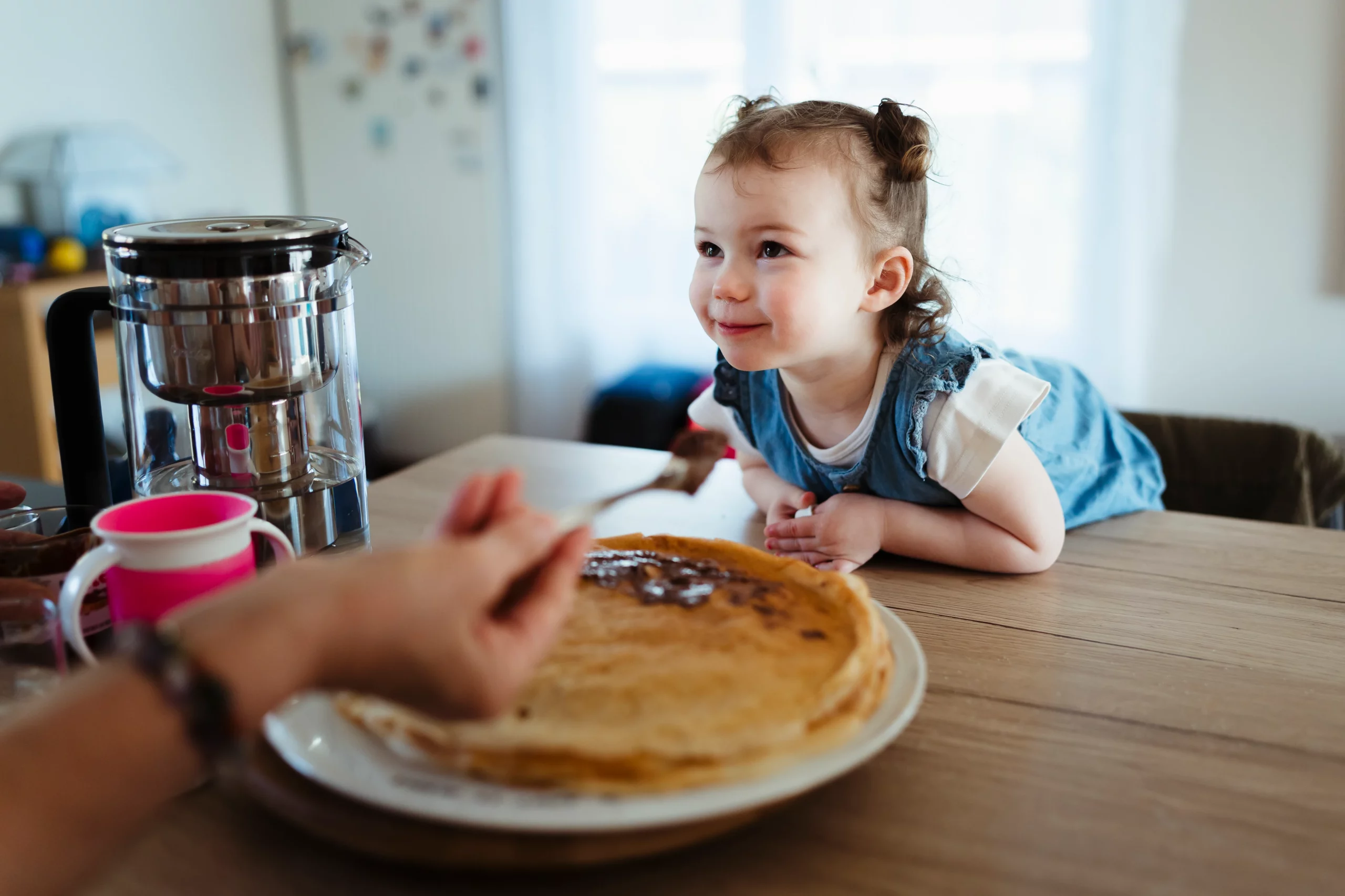 Portrait d'enfant prenant le goûter pendant une séance photo famille à domicile à fontainebleau