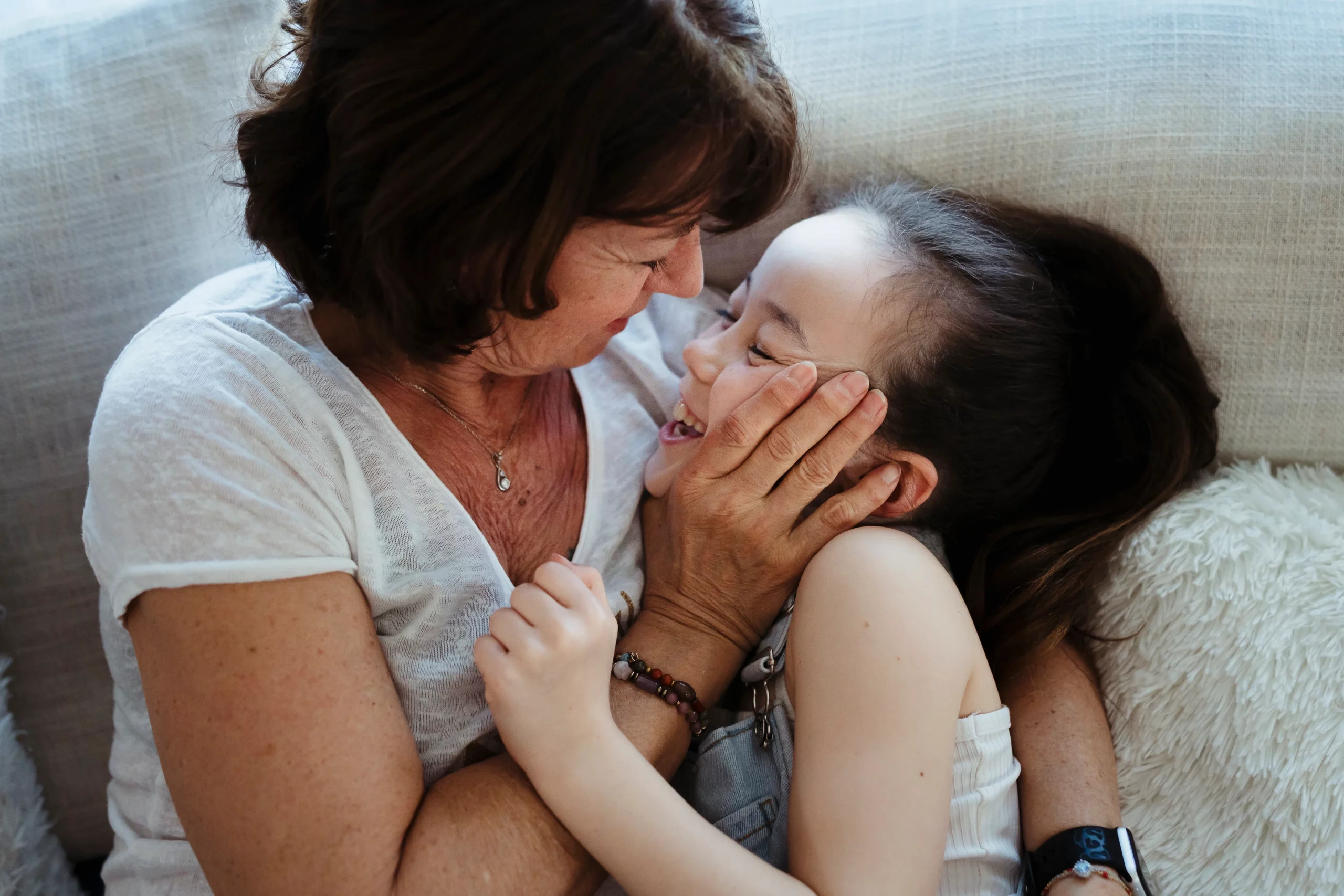 Portrait d'une mamie et de sa petite fille qui jouent ensemble pendant une séance photo grands-parents petits-enfants à fontainebleau