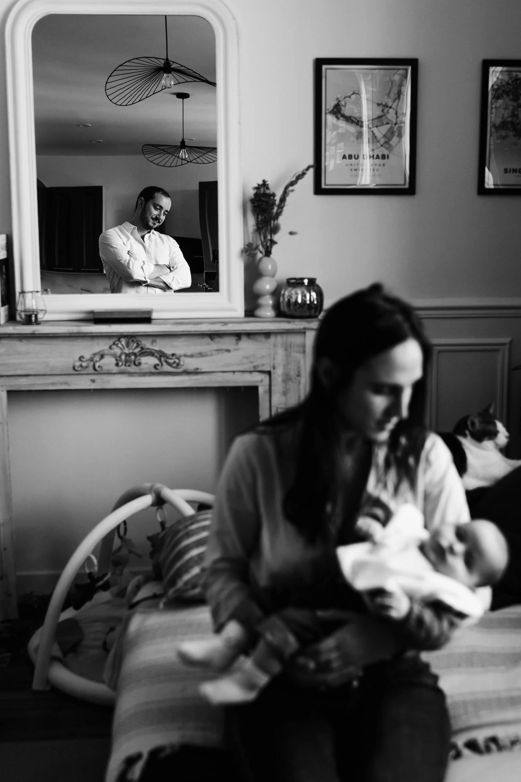 Portrait de famille en noir et blanc pendant une séance photo famille à domicile à fontainebleau