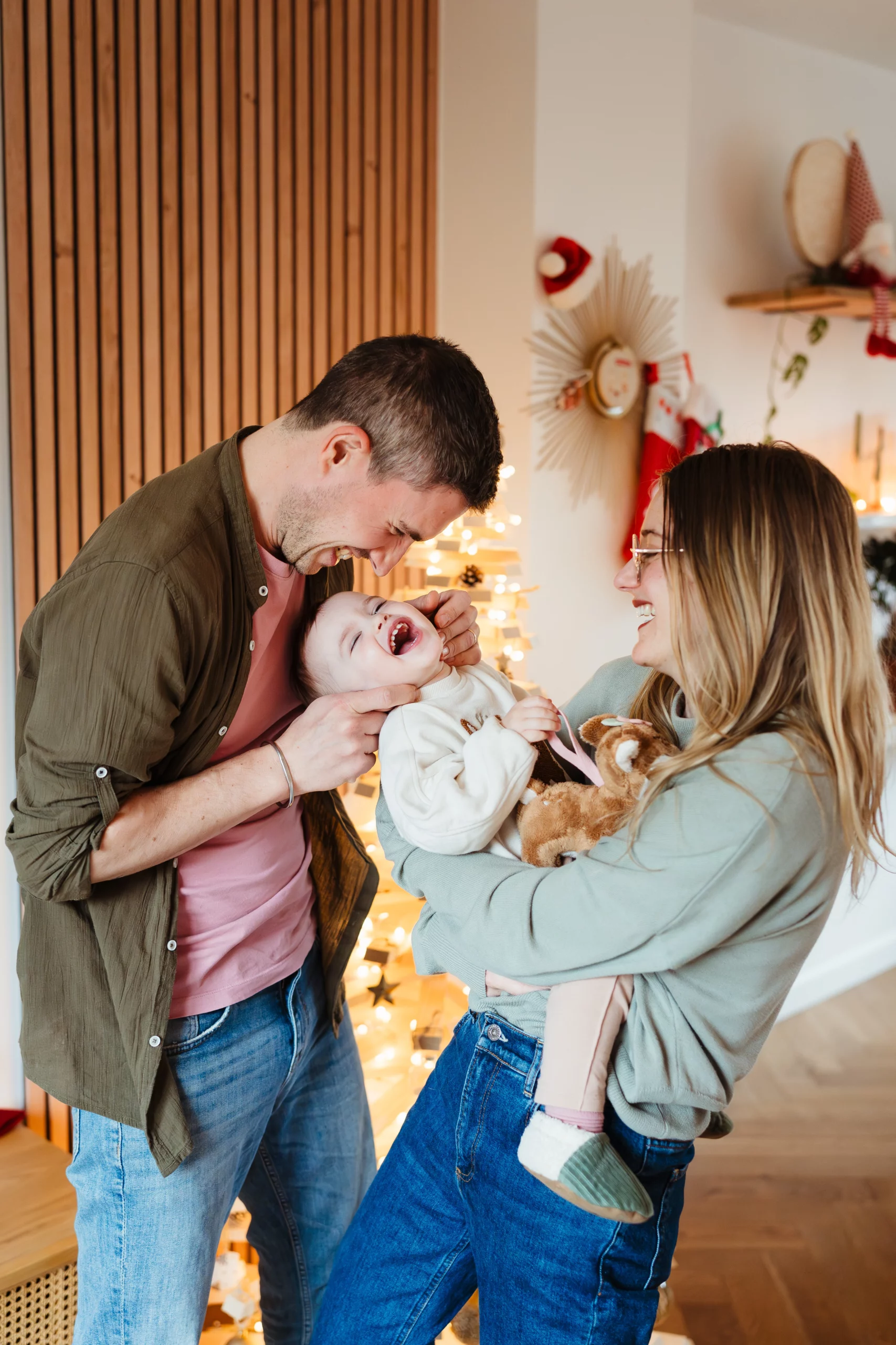 Photo naturelle et joyeuse d'une famille qui joue ensemble pendant une séance photo de famille à fontainebleau