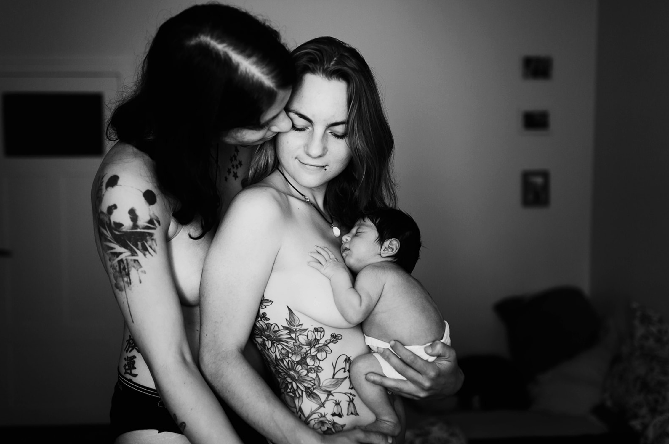 Photo d'un couple de mamans LGBTQ+ pendant une séance photo de naissance intimiste à fontainebleau