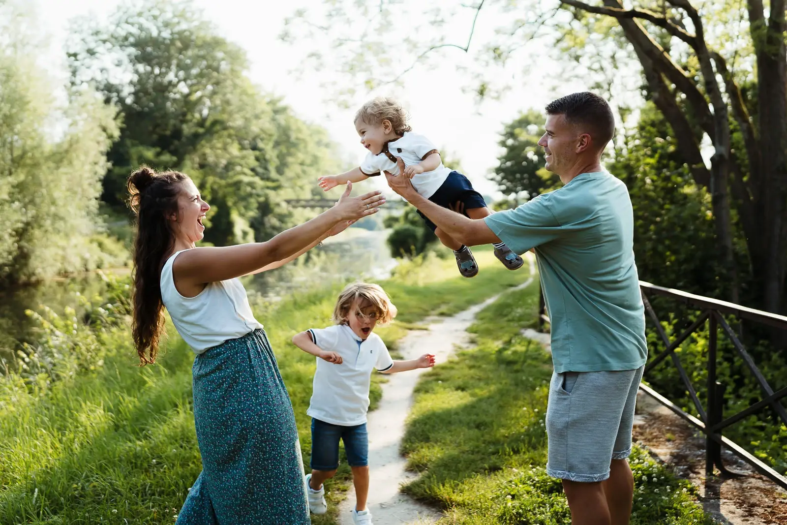 Parents qui jouent avec leur bébé pendant une séance photo famille à fontainebleau