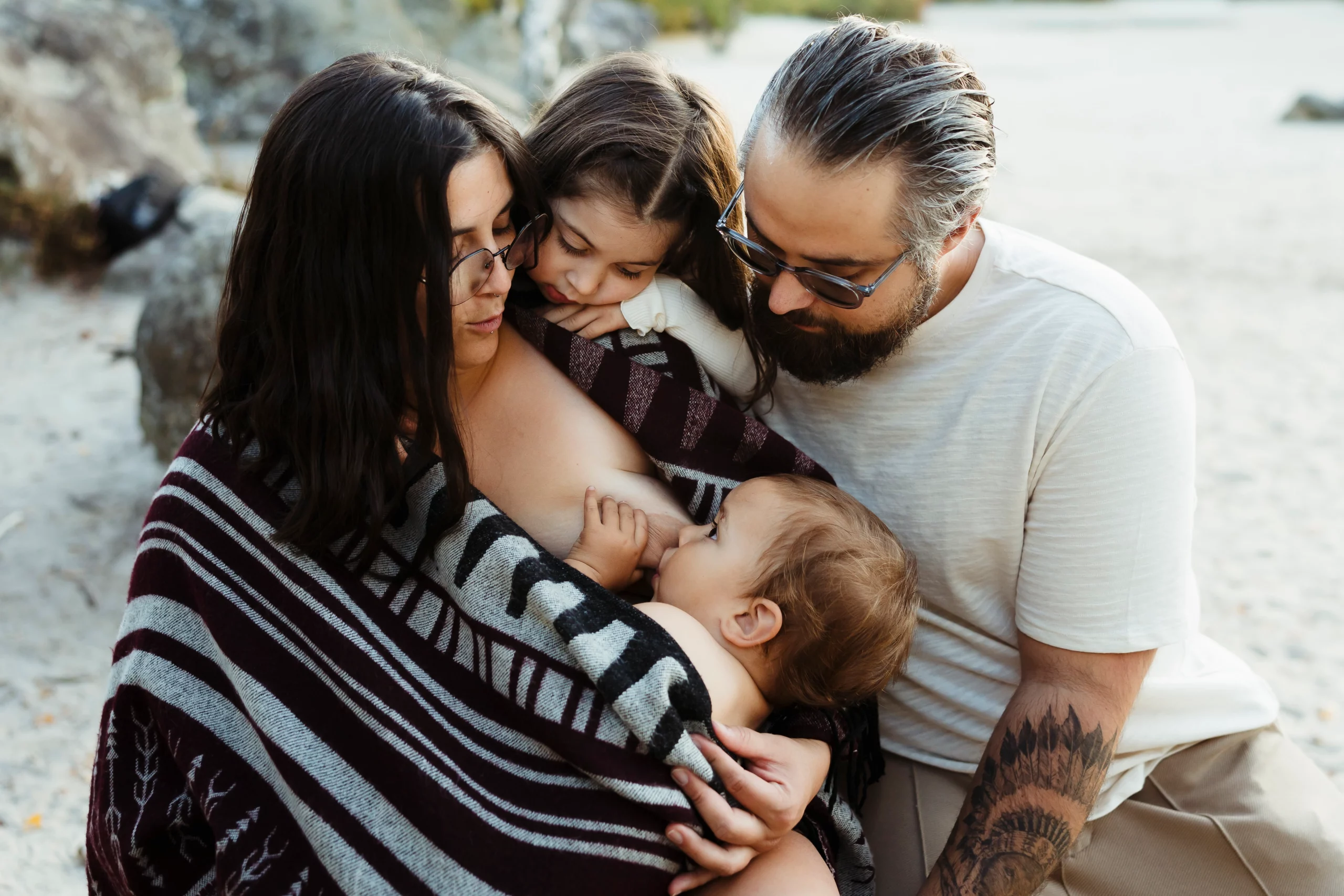Photo d'une maman allaitant son bébé pendant une séance photo de famille en forêt de fontainebleau