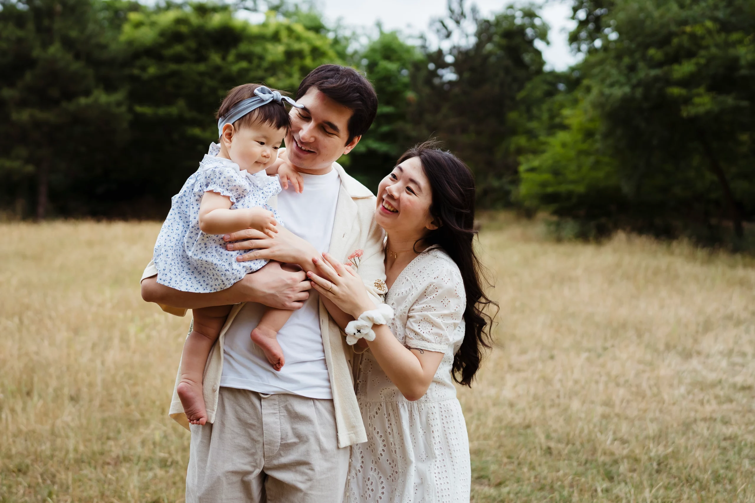 Portrait de famille naturel et coloré prit pendant une séance photo famille à fontainebleau