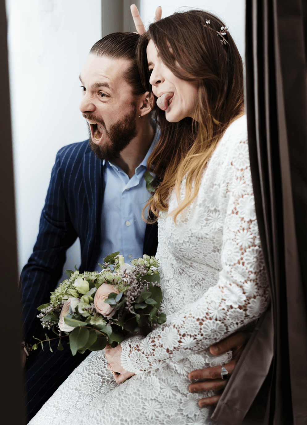 Photo d'un couple de mariés qui s'amuse pendant leur mariage alternatif à Fontainebleau