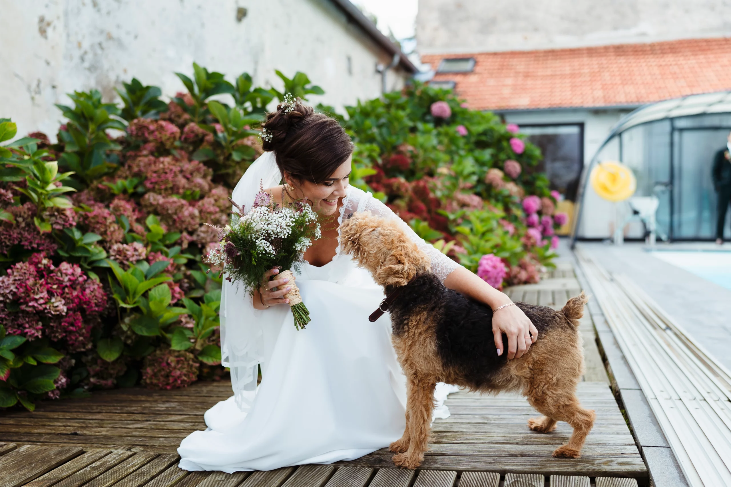 Photo d'une mariée caressant son chien pendant un mariage laïque à fontainebleau