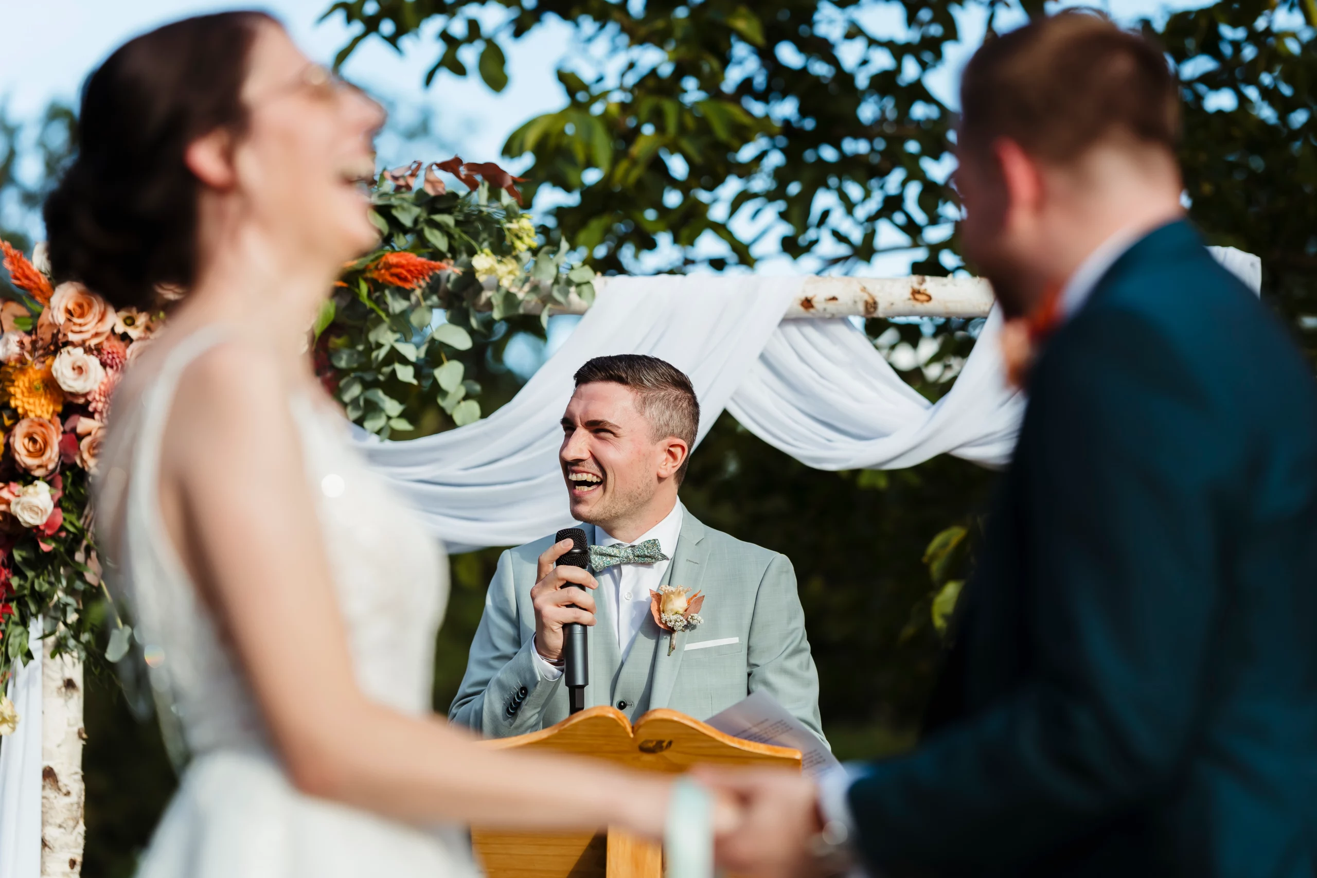 officiant de cérémonie riant pendant un mariage laïque à fontainebleau