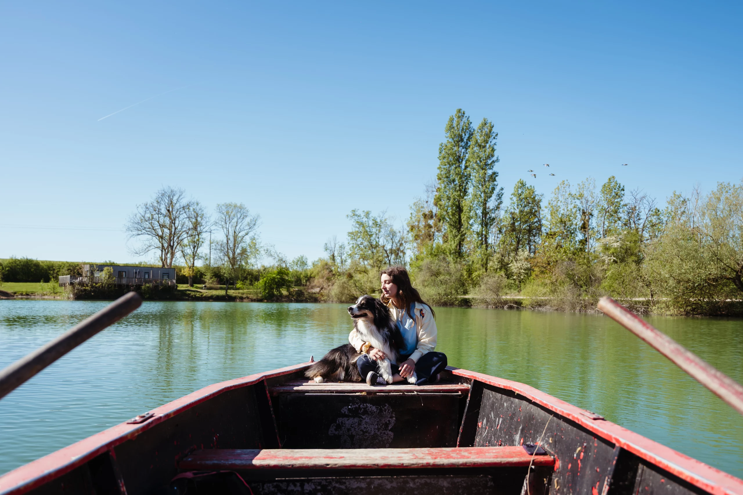 balade en barque avec son chien pendant un séjour nature proche de paris en seine et marne