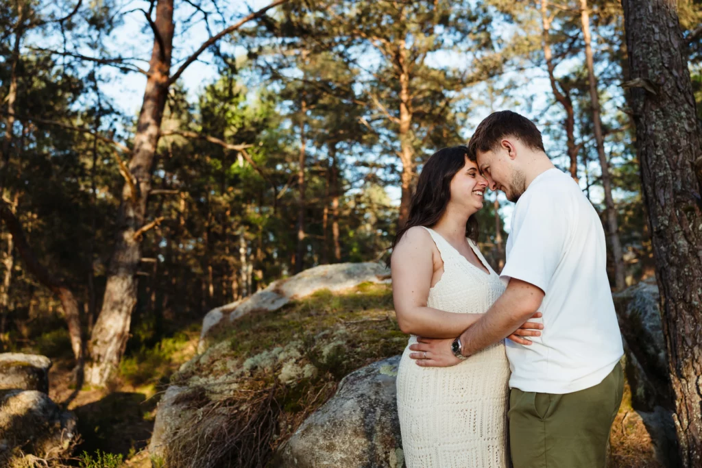 couple amoureux pendant une séance photo engagement a fontainebleau au coucher du soleil