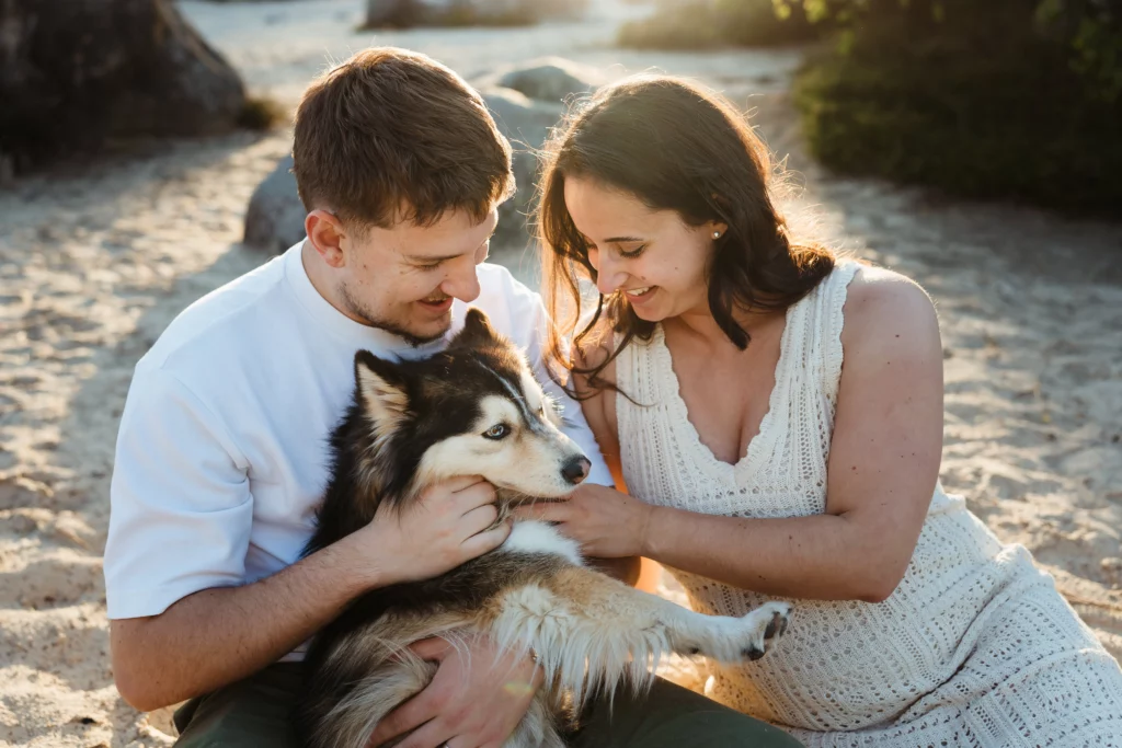 couple de mariés avec leur chien pendant une séance engagement en forêt de fontainebleau
