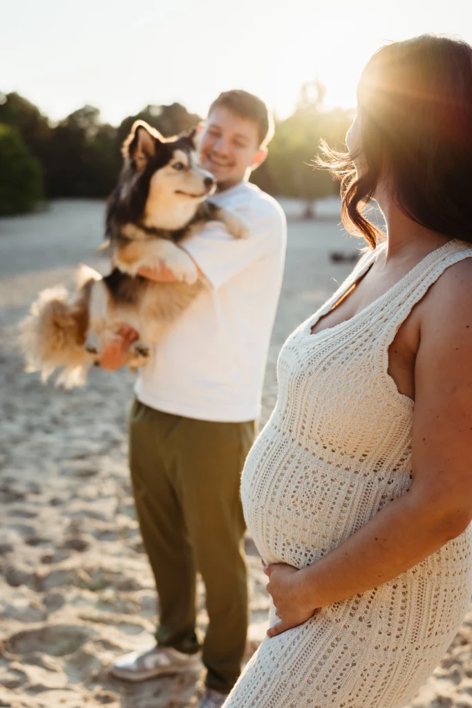 couple avec son chien au coucher du soleil en forêt de fontainebleau pour une séance couple avant le mariage