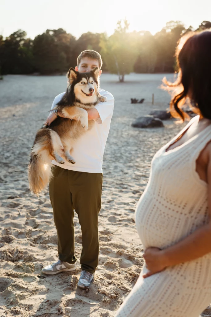 couple complice avec son chien pendant une séance photo couple au coucher du soleil a fontainebleau