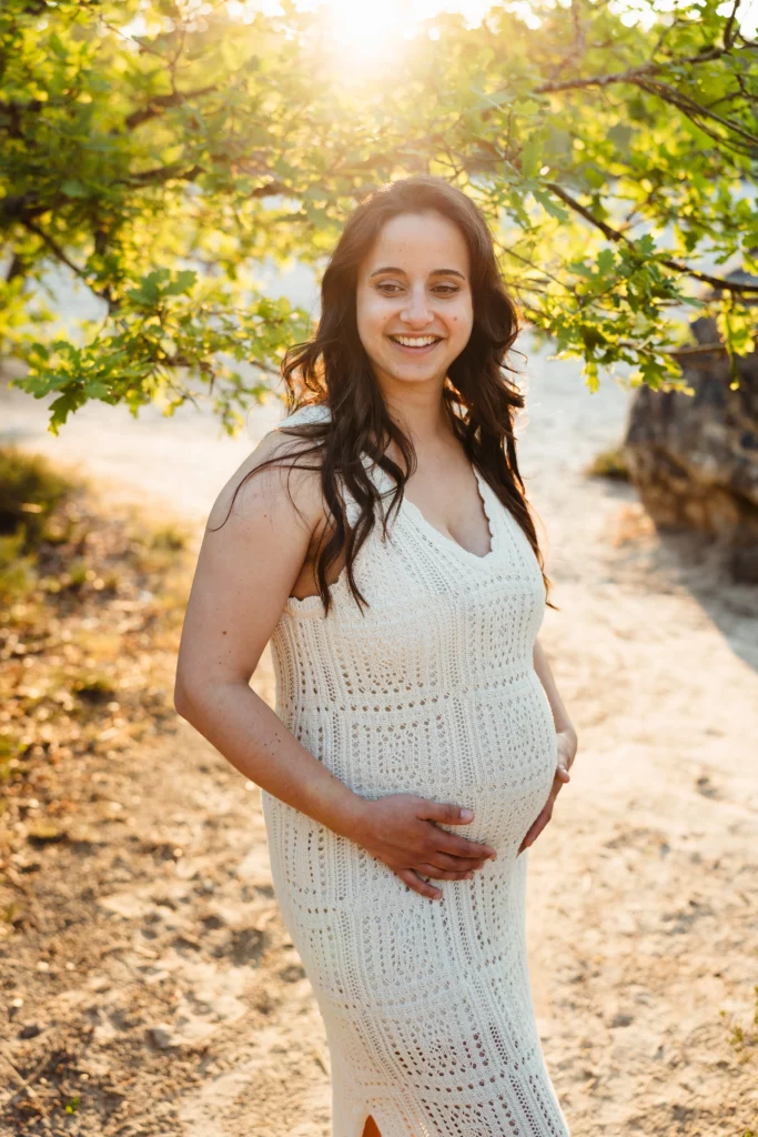 Portrait d'une future mariée enceinte pendant une séance photo couple en forêt de fontainebleau