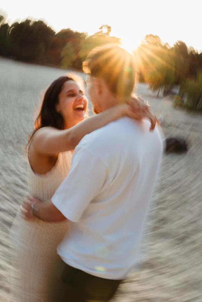 Photo artistique d'un couple qui danse pendant une séance photo de couple avant son mariage a fontainebleau