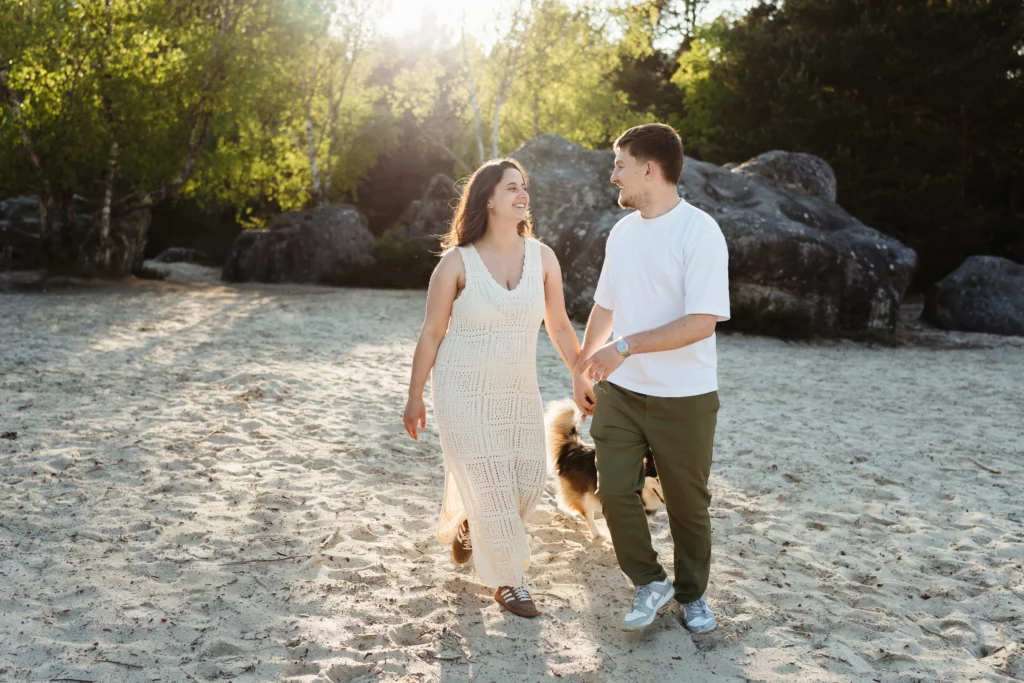 couple amoureux marchant au coucher du soleil a fontainebleau pendant une séance photo au coucher du soleil