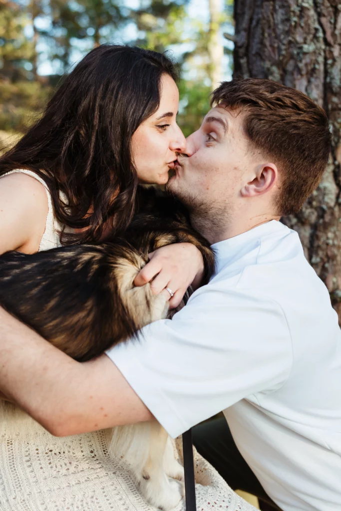 Photo drôle de futurs mariés qui s'embrassent avant leur mariage atypique en seine et marne