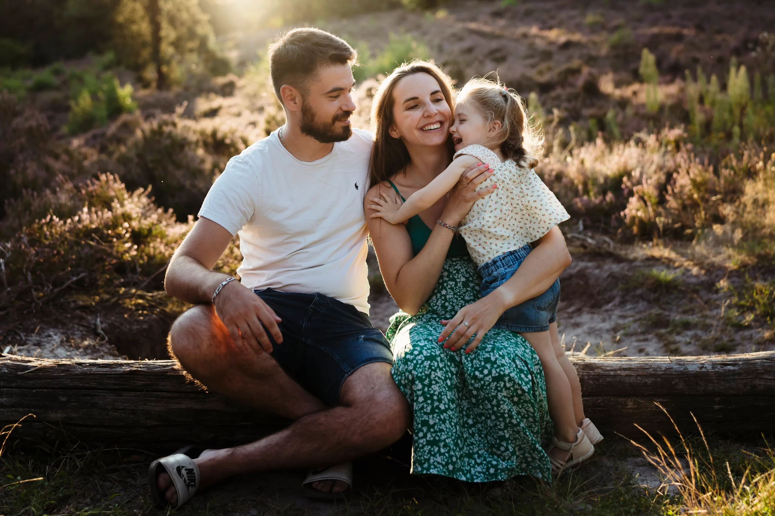 Photo de famille pendant une séance photo de grossesse à Melun