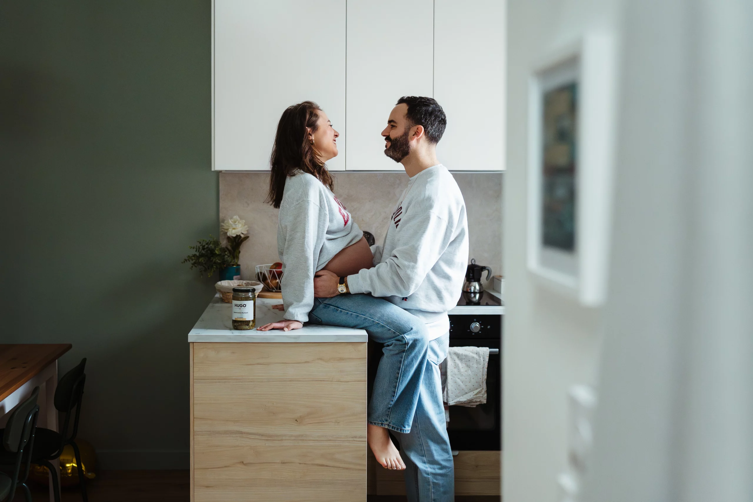 Couple pendant une séance photo grossesse à domicile à Melun