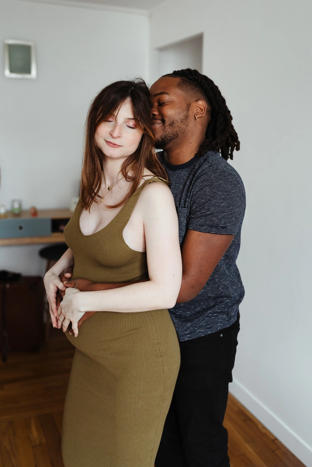 Couple mixte pendant une séance photo de grossesse à Melun