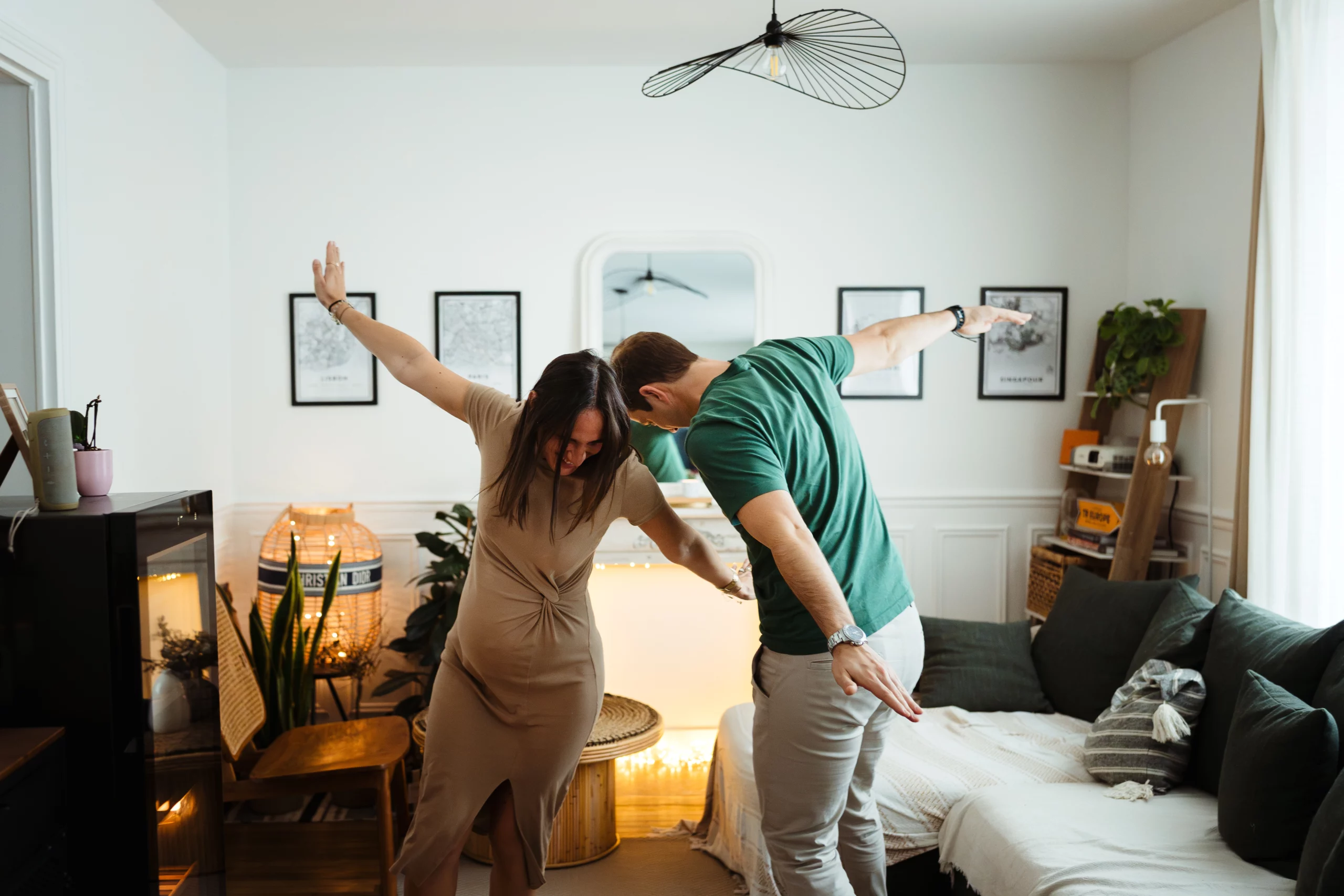 Couple qui s'amuse pendant une séance photo de grossesse à Melun