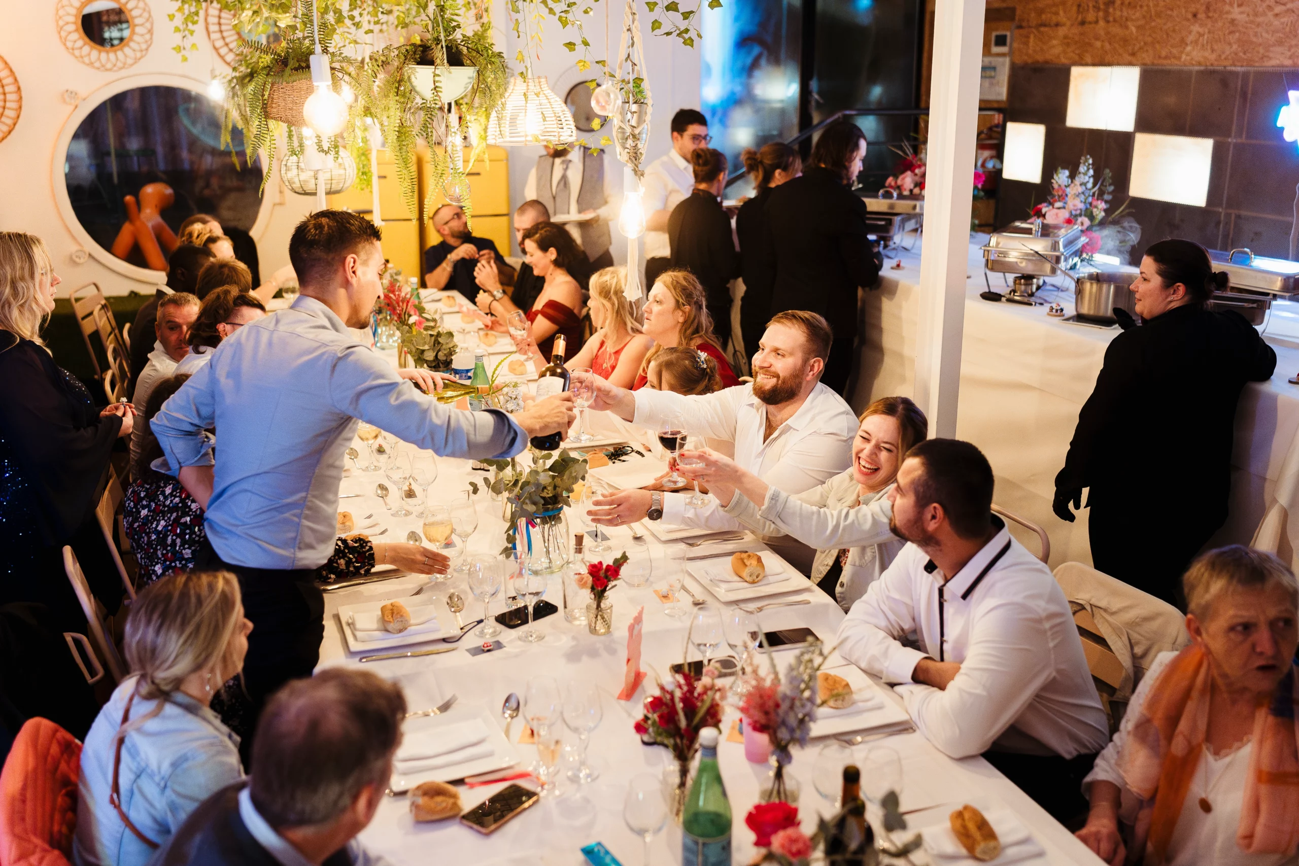 Diner de mariage en petit comité à la Guinguette Geek pendant un mariage original et intimiste à Melun