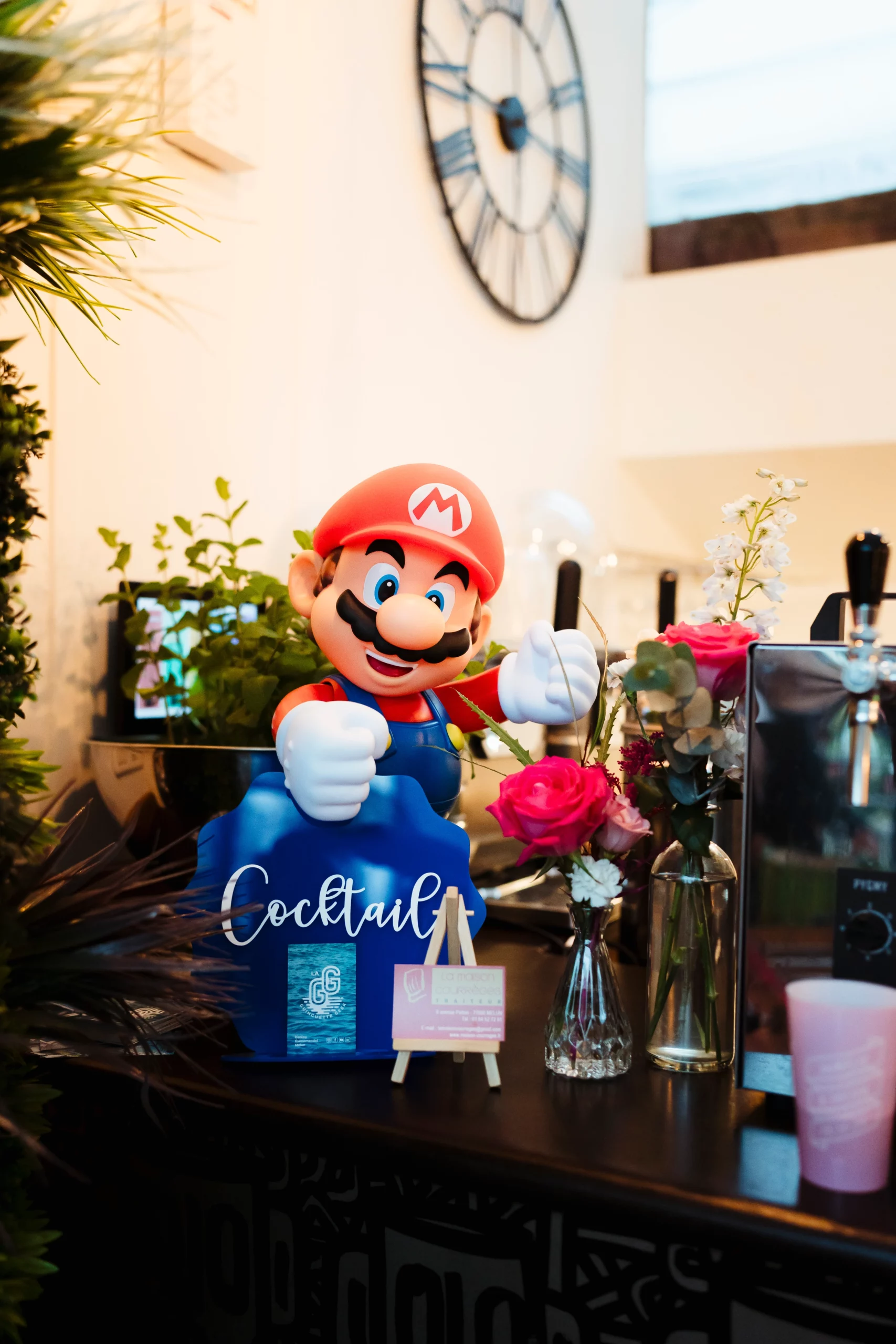 Décoration de mariage geek et colorée à Melun sur la péniche la Guinguette Geek