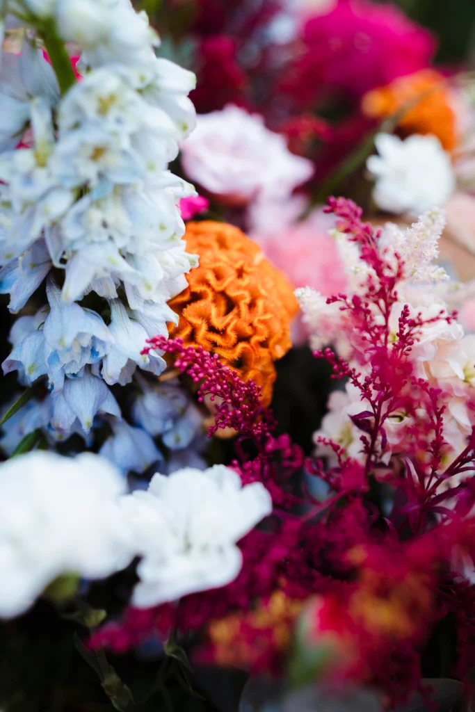 Composition florale colorée et pétillante pour un mariage atypique à la Guinguette Geek de Melun