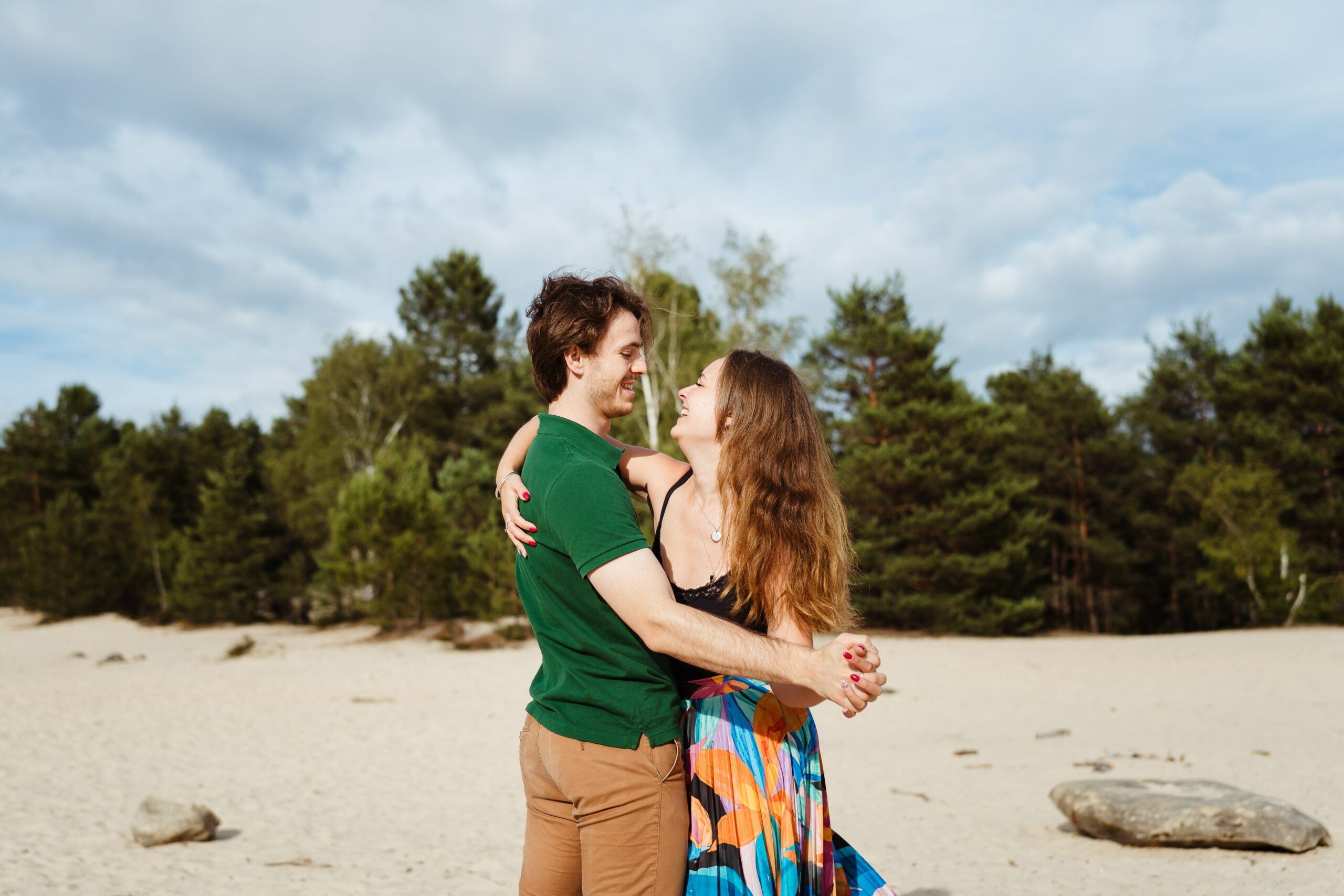 Deux amoureux dansent sur le sable au coucher du soleil dans la forêt de Fontainebleau