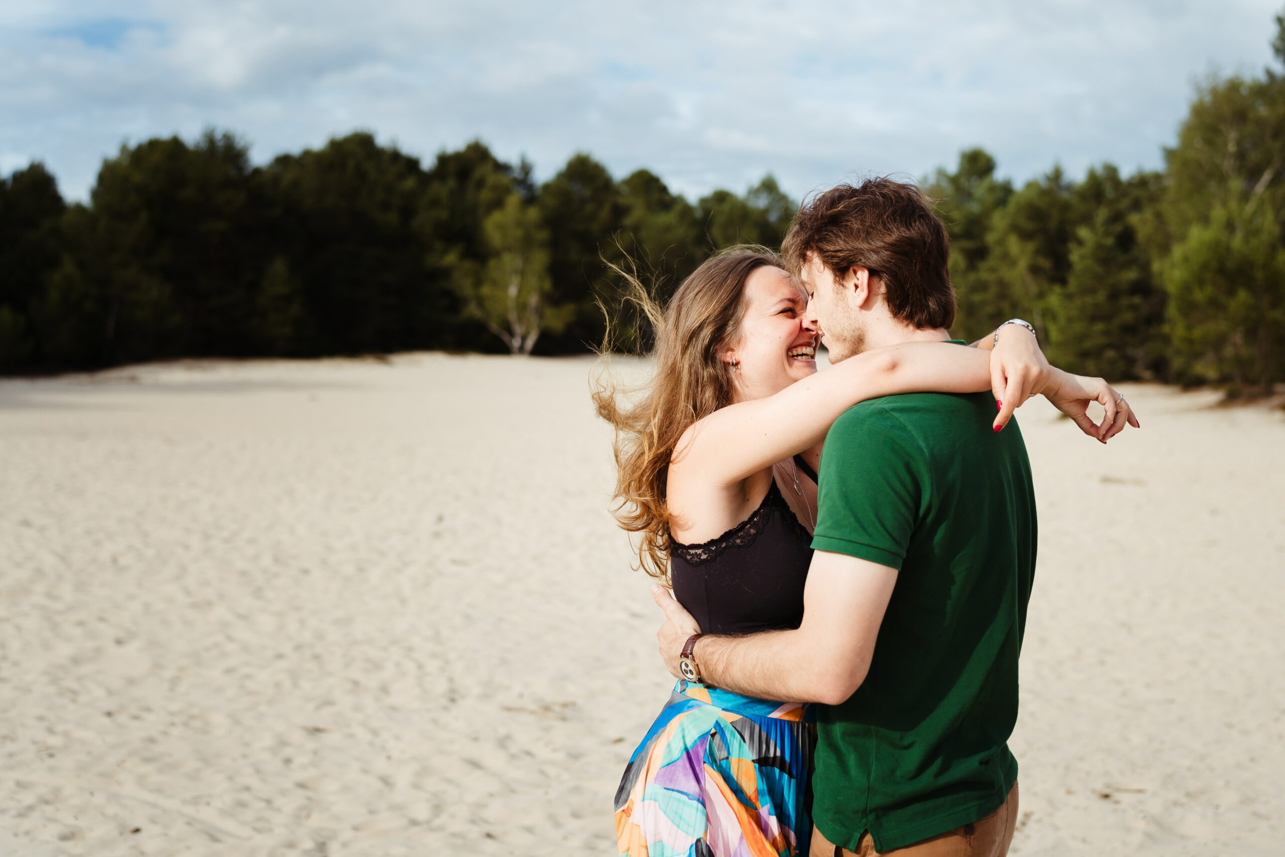 Couple qui s'embrasse au coucher du soleil à Fontainebleau pendant une séance photo couple