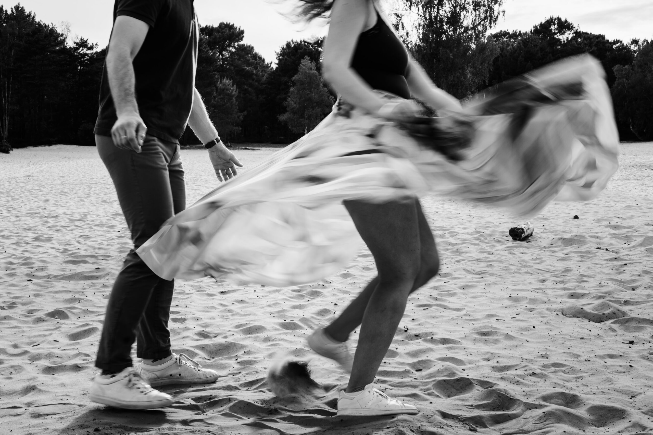 Portrait noir et blanc artistique d'un couple amoureux à Fontainebleau