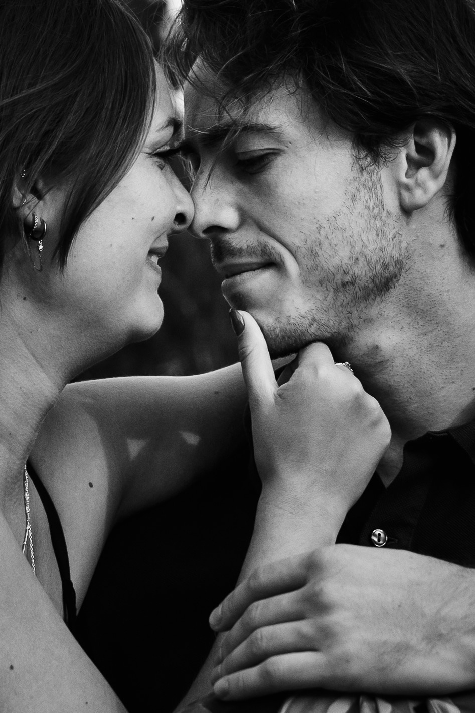Portrait noir et blanc d'un couple de futurs mariés pendant une séance photo à Fontainebleau