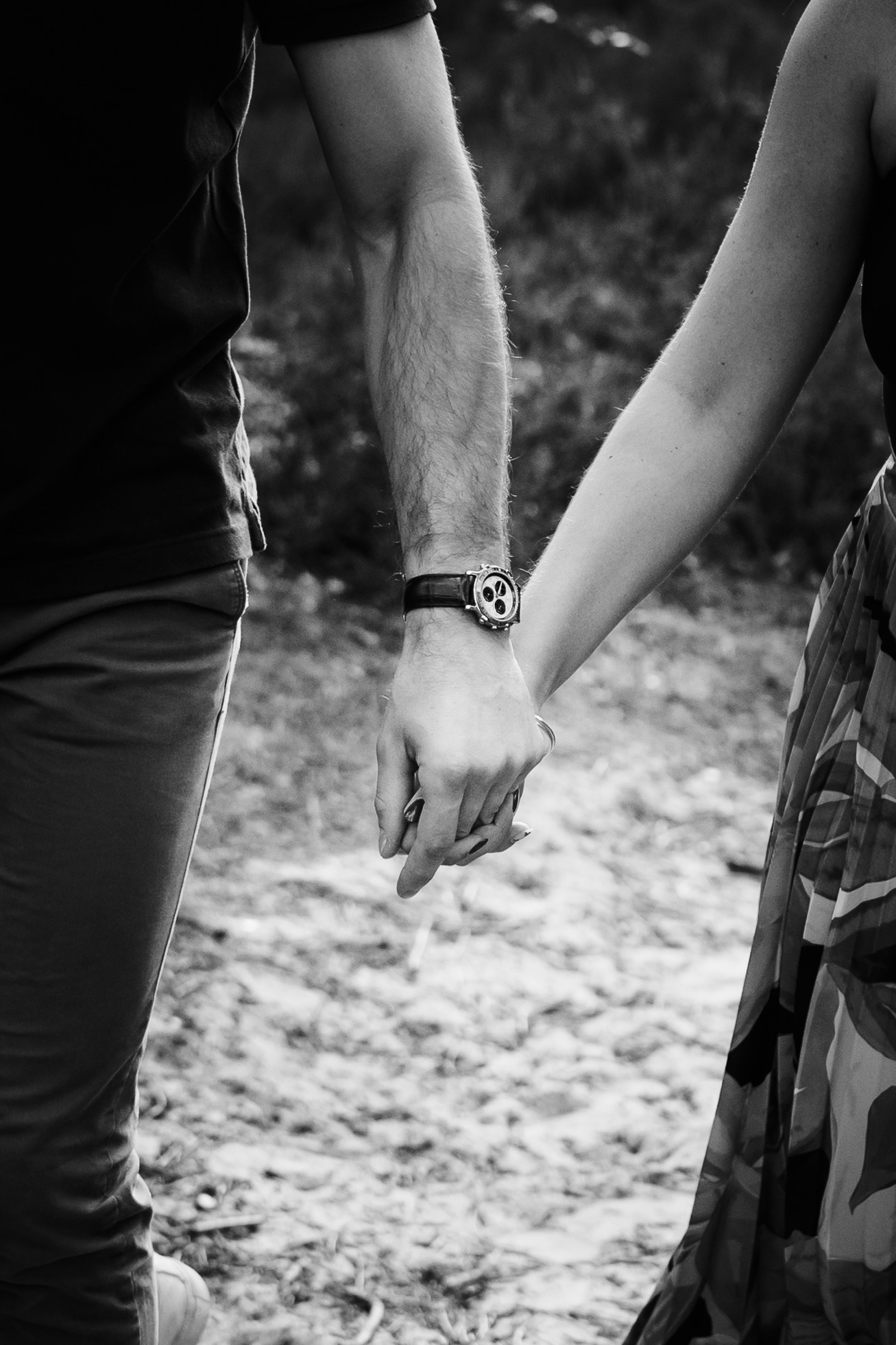 Couple se tenant la main en marchant dans la forêt de Fontainebleau pendant une séance photo