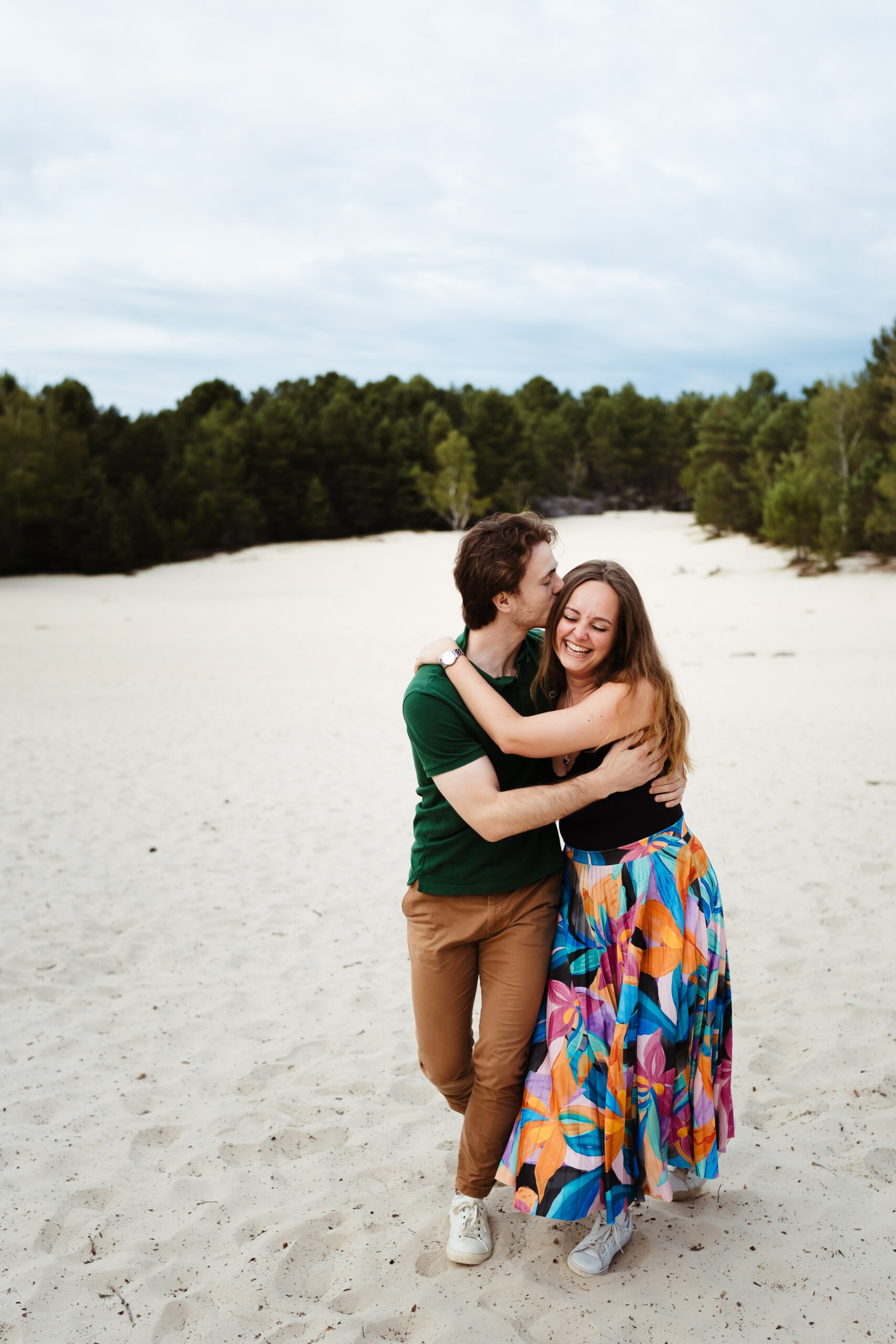 Couple marchant dans le sable pendant une séance photo dans la forêt de Fontainebleau