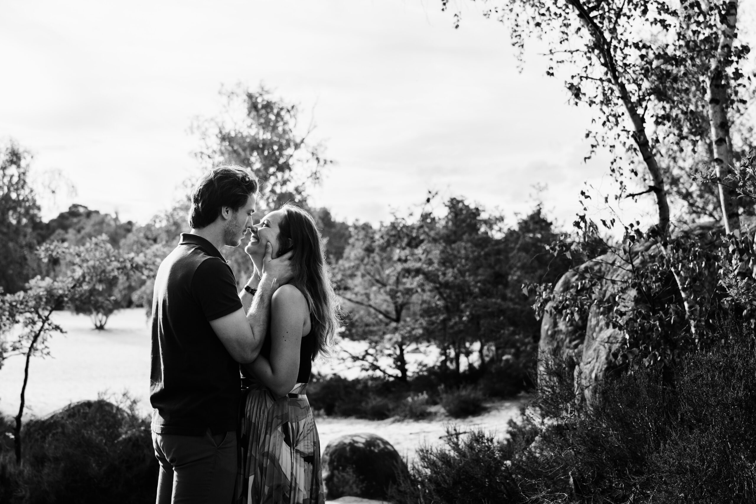 Amoureux qui s'embrassent pendant une séance photo couple à Fontainebleau
